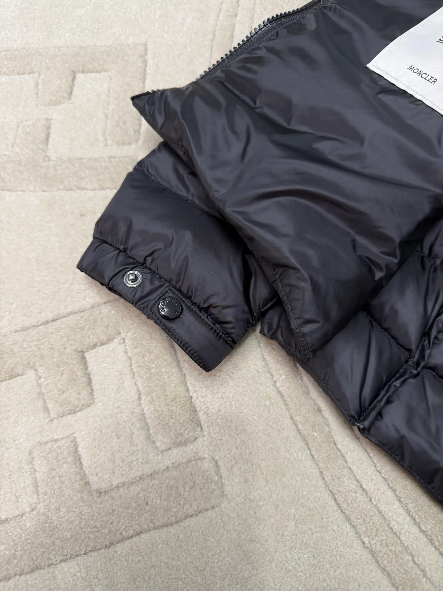 moncler New Arrival BLES 90 New Arrival Classic ！ ， ，Versatile 。 Sizes：12345 ：Black、White、Green